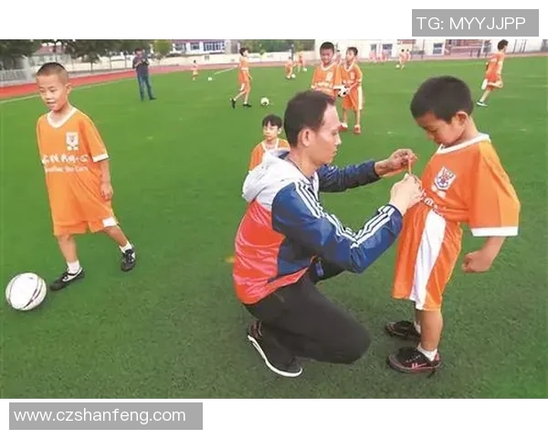 戴皮筋的足球明星如何在赛场上展现独特风格与个人魅力